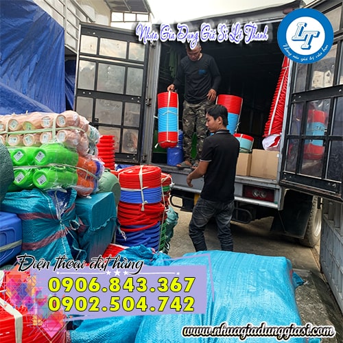 Giao rổ nhựa cho khách