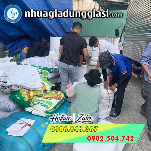 Giao tận nơi kệ đựng chén nhựa