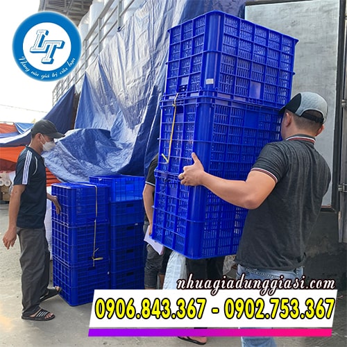 Giao thùng nhựa đặc cho khách
