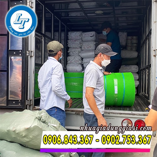 Hoạt động giao hàng cho khách tại Lê Thanh
