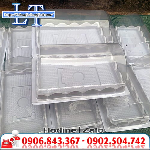 Hộp nhựa đựng bánh bông lan đế trắng Hộp nhựa đựng bánh bông lan đế trắng