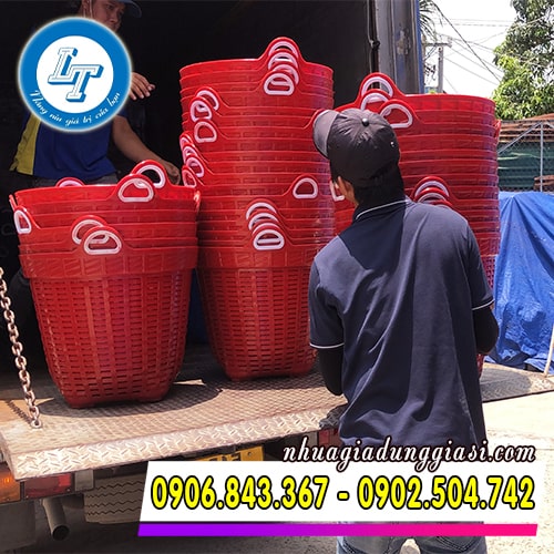 Khách đặt xe xuống lấy số lượng lớn sọt nhựa