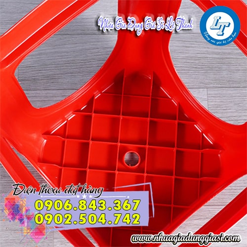 Khung ghế chắc chắn với các đường gân tăng cứng hỗ trợ