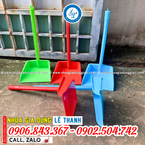 Ky rác nhựa cán dài cứng cáp Ky rác nhựa cán dài cứng cáp