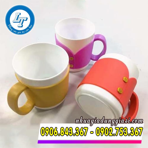 Ly nhựa tròn đính cúc Ly nhựa tròn đính cúc