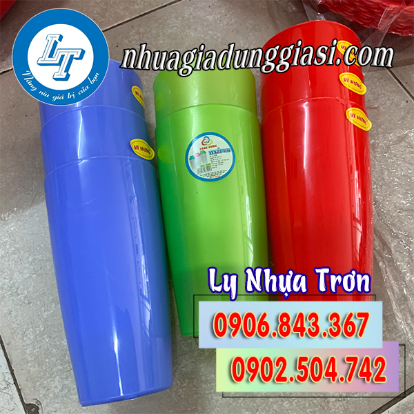 Ly nhựa trơn uống nước