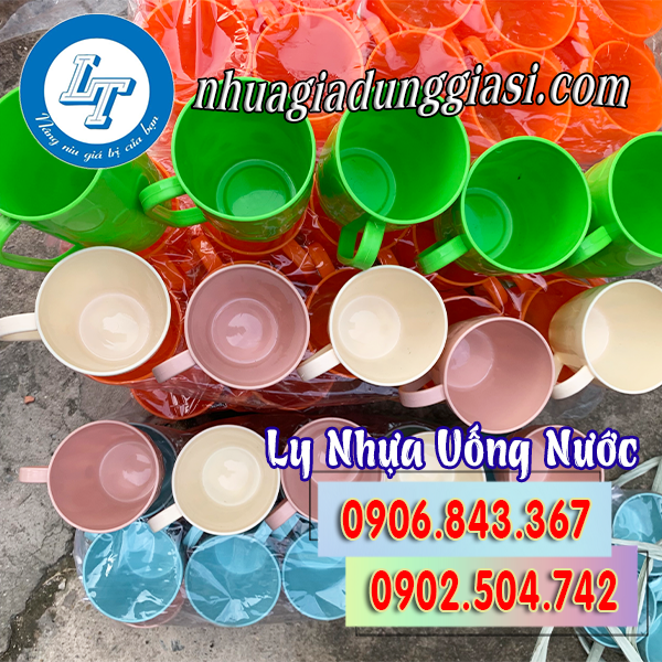 Ly nhựa uống nước quai cầm