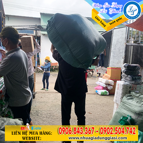 Móc treo quần áo giao hàng tận nơi Móc treo quần áo giao hàng tận nơi