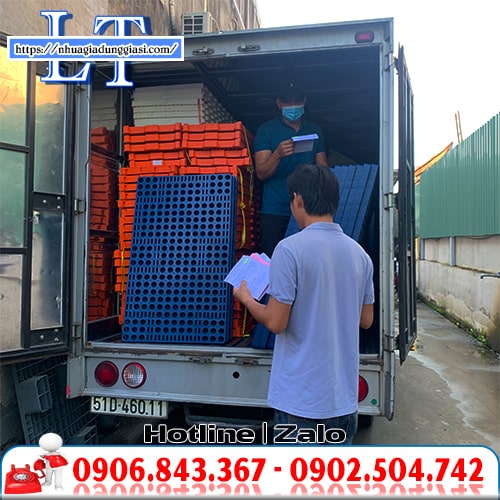 Pallet nhựa không chân mặt lưới giao hàng tận nơi