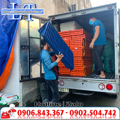 Pallet nhựa không chân mặt lưới giao hàng