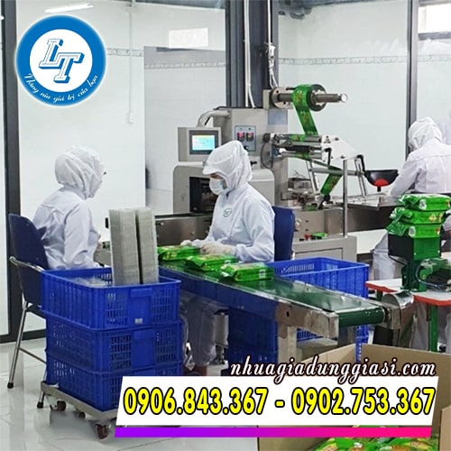 Rổ nhựa công nghiệp trong nhà máy chế biến thực phẩm