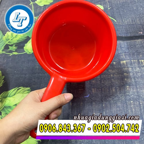 Tay cầm gáo nhựa dày dặn