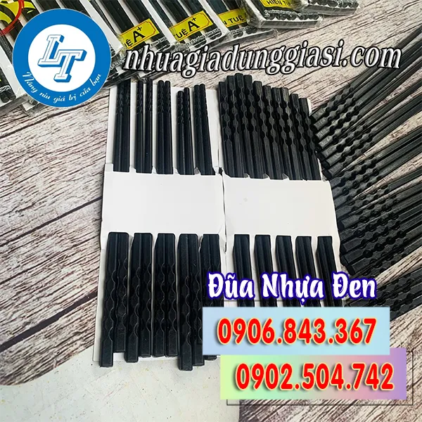 ĐŨA NHỰA ĐEN