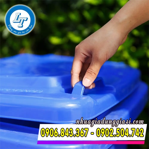 Thùng rác nhựa có tay cầm phần nắp giúp giứ vệ sinh hơn khi sử dụng