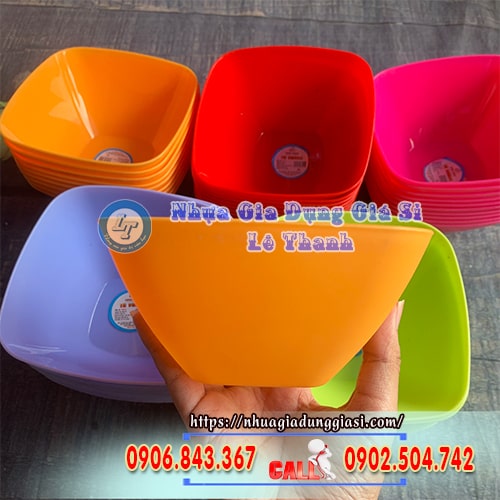Tô nhựa vuông màu sắc tươi sáng Tô nhựa vuông màu sắc tươi sáng