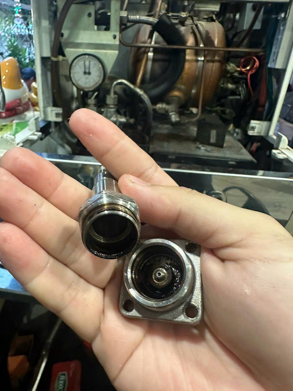 Vệ sinh máy pha cà phê định kỳ để có ly cà phê chất lượng, thơm ngon