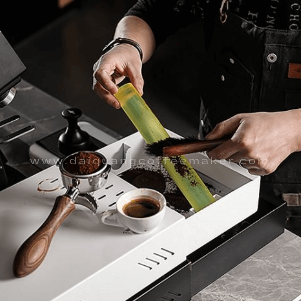 Barista sử dụng hộp đập bã Amada