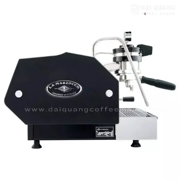 Góc nghiêng trái nổi bật logo La Marzocco cùng tay cầm grouphead cao cấp