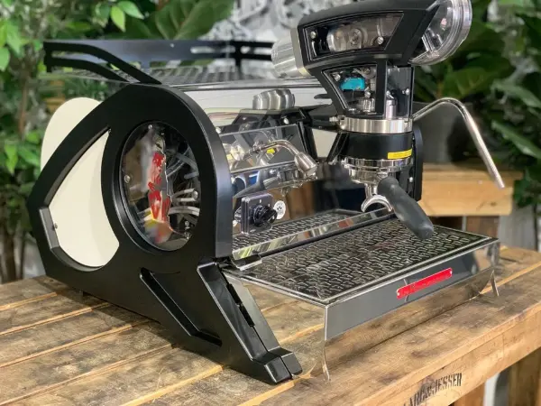 Cận cảnh cấu tạo đòn bẩy, vòi hơi và chi tiết inox của La Marzocco Leva X 1 Group – chuyên dụng cho barista chuyên nghiệp.