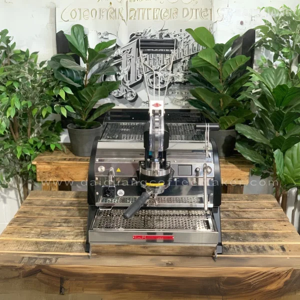 Mặt trước máy La Marzocco Leva X 1 Group – thiết kế nhỏ gọn, chi tiết tay gạt cao cấp, phù hợp quầy bar hiện đại