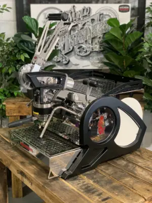 Góc nhìn nghiêng phải khoe trọn cấu trúc đòn bẩy và tay đánh sữa chuyên nghiệp của La Marzocco Leva X 1 Group.