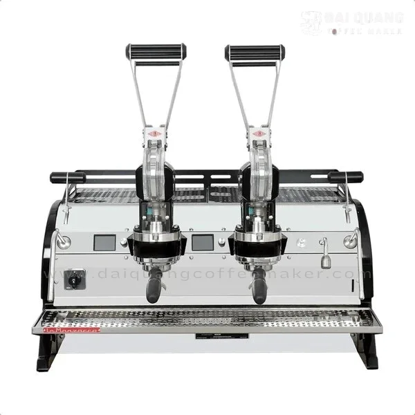 Hình ảnh chi tiết mặt trước máy La Marzocco Leva X 2 Group – Thiết kế đòn bẩy ấn tượng, phù hợp cho quán cà phê chuyên nghiệp.
