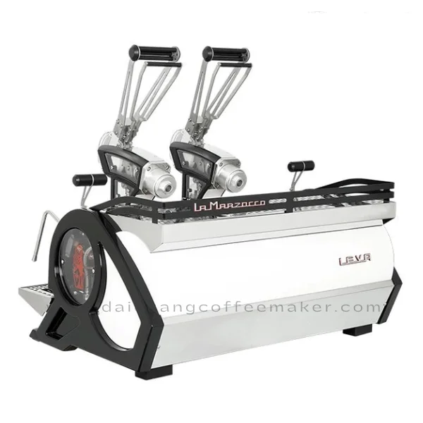 Góc nhìn phía sau máy La Marzocco Leva X – Kiểu dáng mạnh mẽ, tích hợp đồng hồ hiển thị áp suất đòn bẩy.