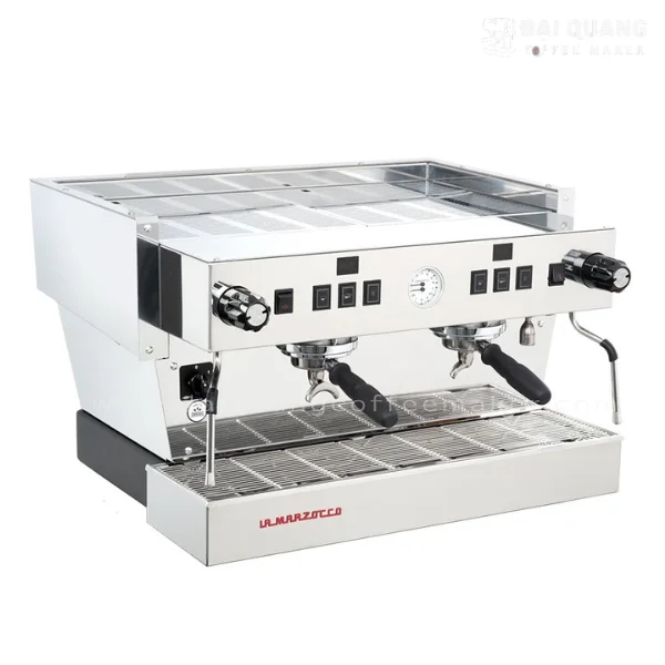 Mặt trước máy pha cà phê La Marzocco Linea Classic S AV 2 Group – thiết kế gọn gàng, nút điều khiển thân thiện và tích hợp đồng hồ áp suất trung tâm.