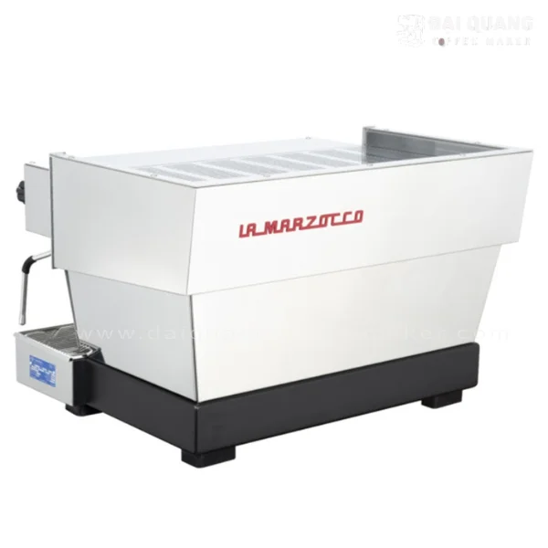 Thiết kế mặt sau của La Marzocco Linea Classic S AV 2 Group – logo nổi bật, lớp vỏ chắc chắn và dễ vệ sinh.