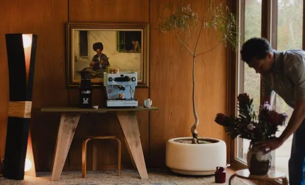 Máy Linea Mini R màu xanh dương đặt tại nhà – nâng tầm trải nghiệm cà phê và phong cách sống.