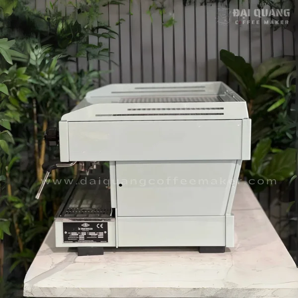 Mặt bên trái với cổng kết nối và tem thông tin kỹ thuật, hỗ trợ lắp đặt nhanh chóng và chuyên nghiệp