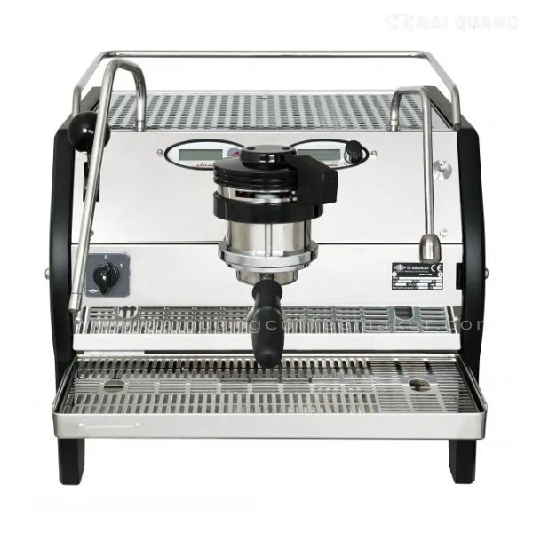 Mặt trước máy La Marzocco Strada EP 1 Group – thiết kế mạnh mẽ, kiểm soát áp suất nước chính xác, tối ưu cho barista chuyên nghiệp