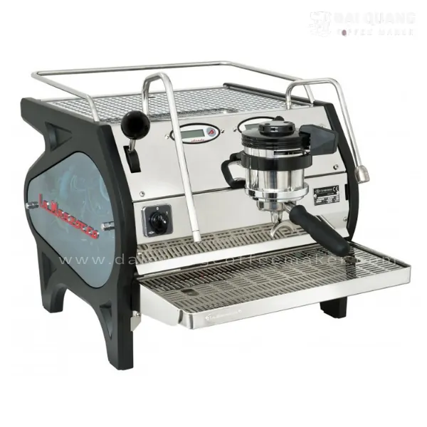 Góc nhìn nghiêng của Strada EP 1 Group – tích hợp cần gạt điện tử (Electronic Paddle) giúp kiểm soát lực chiết xuất hoàn hảo