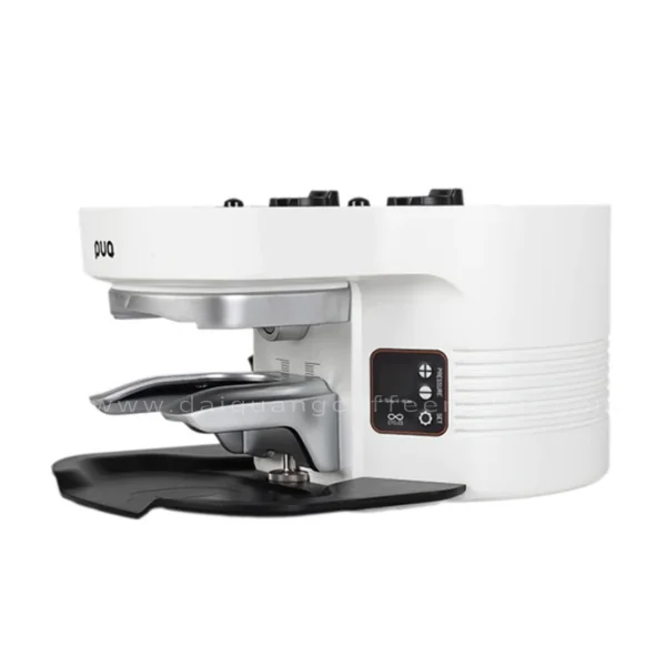 PUQPRESS M3 với thiết kế tối ưu cho thao tác barista – kẹp giữ tay cầm chắc chắn, chống trượt khi nén.