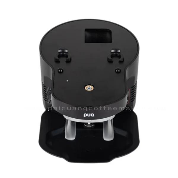 PUQPRESS M3 với thiết kế tối ưu cho thao tác barista – kẹp giữ tay cầm chắc chắn, chống trượt khi nén.