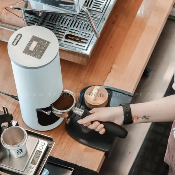 Đế nén chuẩn 58.3mm phù hợp hầu hết portafilter trên thị trường