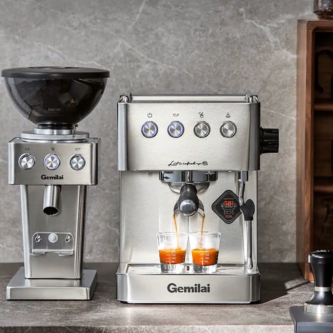 So sánh cà phê pha phin và cà phê pha máy để tìm ra phong cách pha chế phù hợp cho bạn