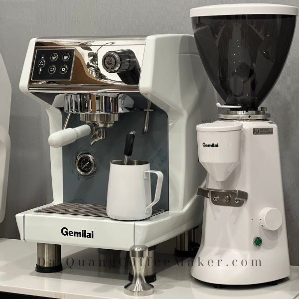 Làm sạch thường xuyên là một trong những yếu tố giúp máy xay cà phê gemilai 9012 hoạt động ổn định