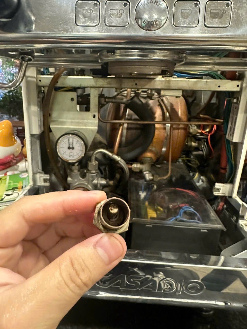 Vệ sinh máy pha cà phê định kỳ để có ly cà phê chất lượng, thơm ngon