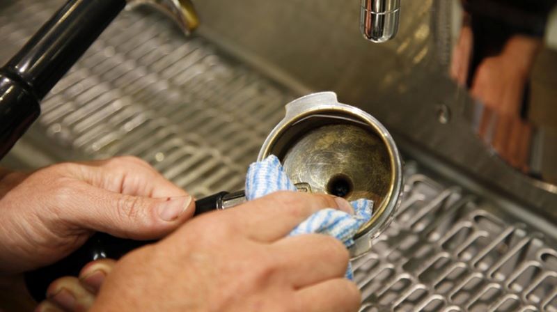 Quy trình chuyên nghiệp, kỹ thuật viên tay nghề cao sẽ giúp quý khách vệ sinh máy pha cà phê tận nơi, nhanh chóng và an toàn