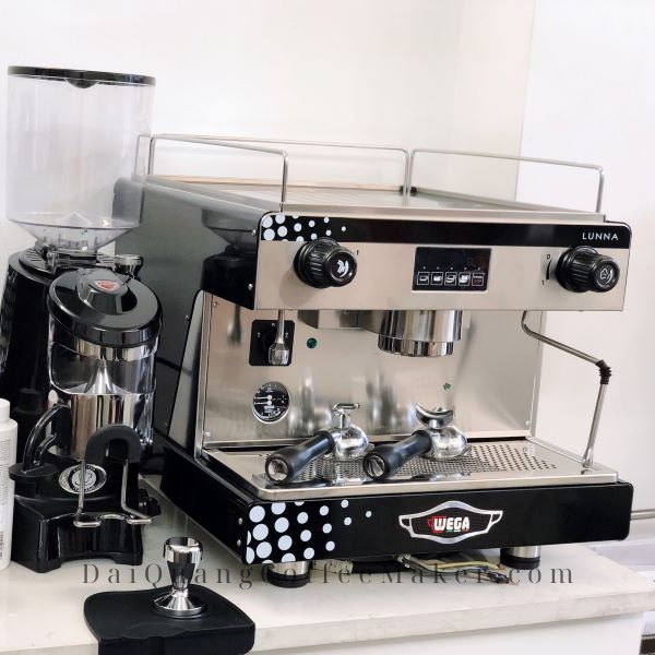 Máy pha cà phê Wega Lunna EVD 1 Group nổi bật với thiết kế mạnh mẽ, nam tính