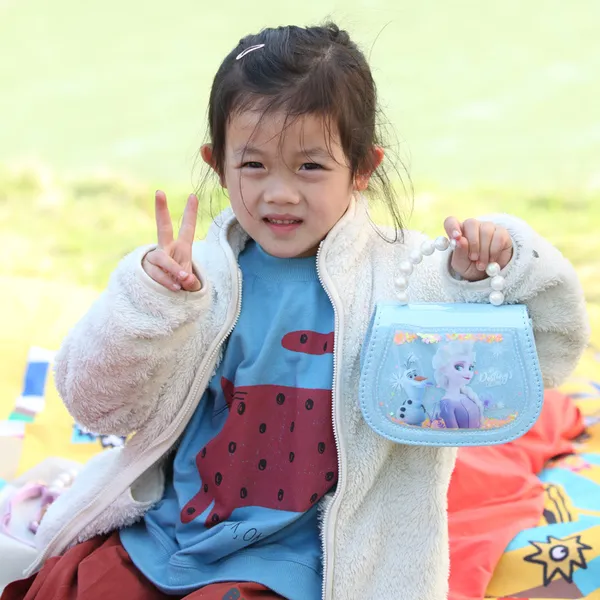 Túi xách Elsa có dây đeo chéo cho bé gái 3-9 tuổi - mẫu mới 2022