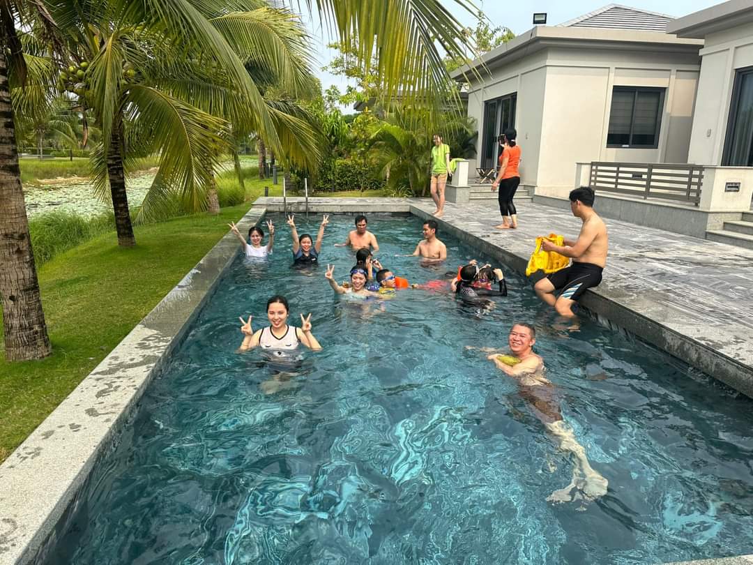 Khách tắm tự do trong hồ bơi riêng của villa Khách tắm tự do trong hồ bơi riêng của villa