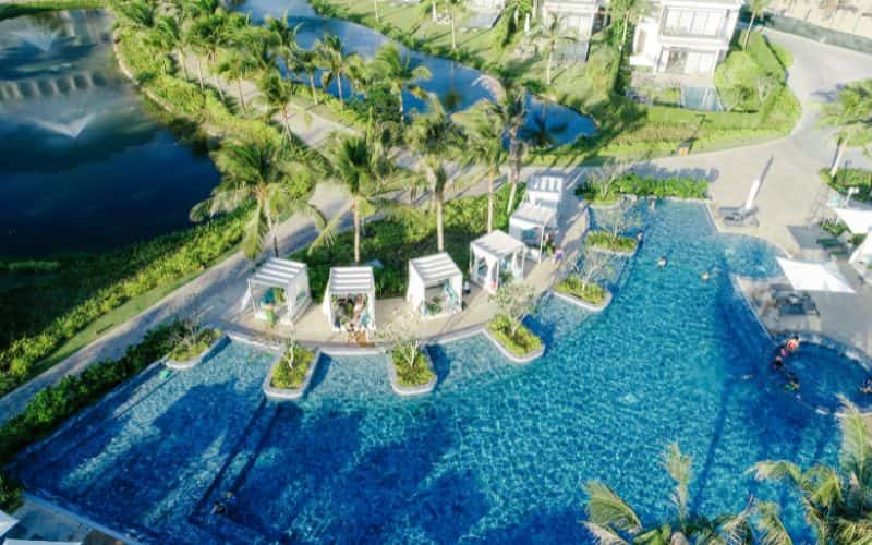 Hồ bơi trung tâm ở một resort nổi tiếng Hồ Tràm Hồ bơi trung tâm ở một resort nổi tiếng Hồ Tràm