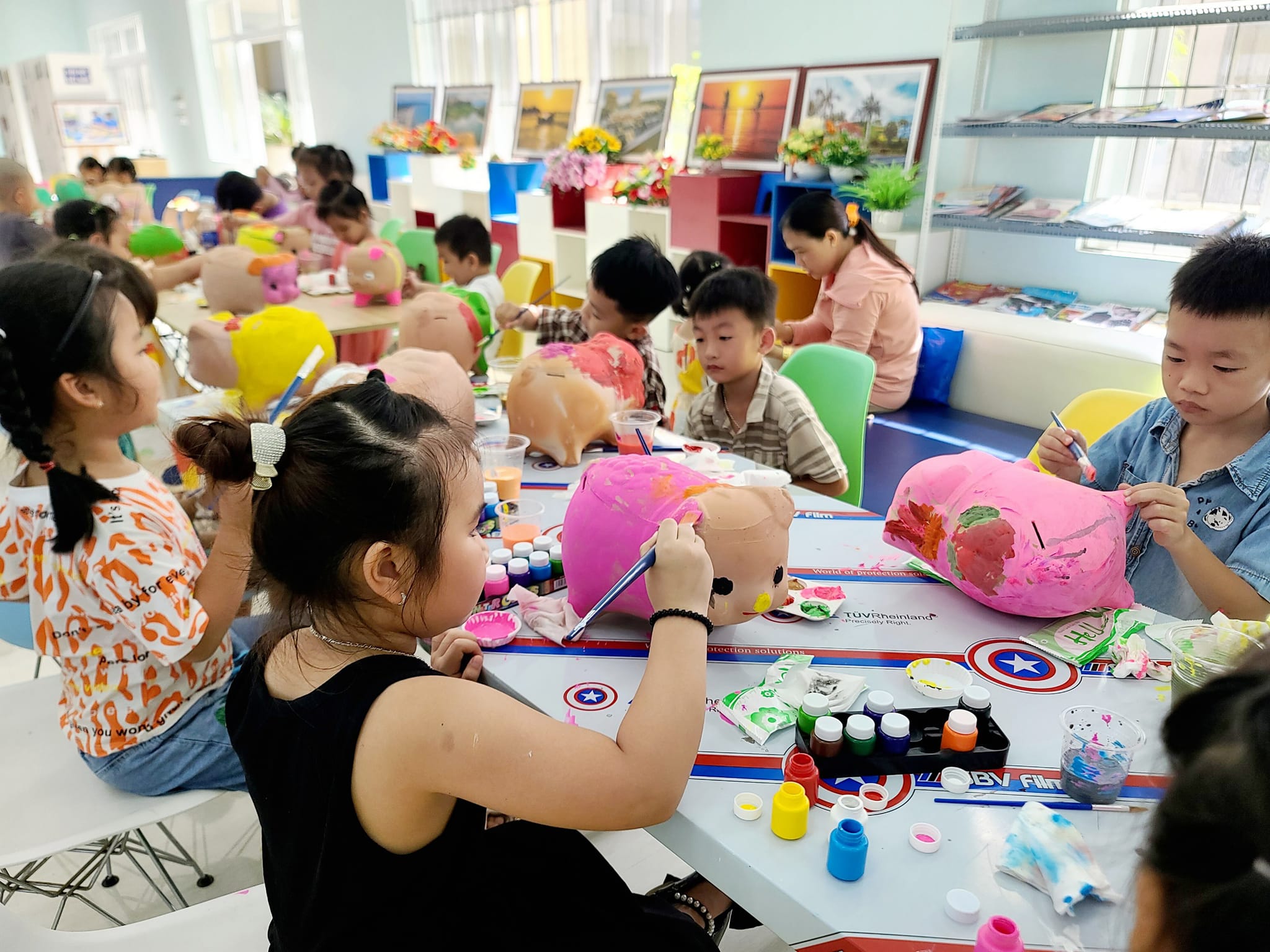 Hội thi trang trí heo đất