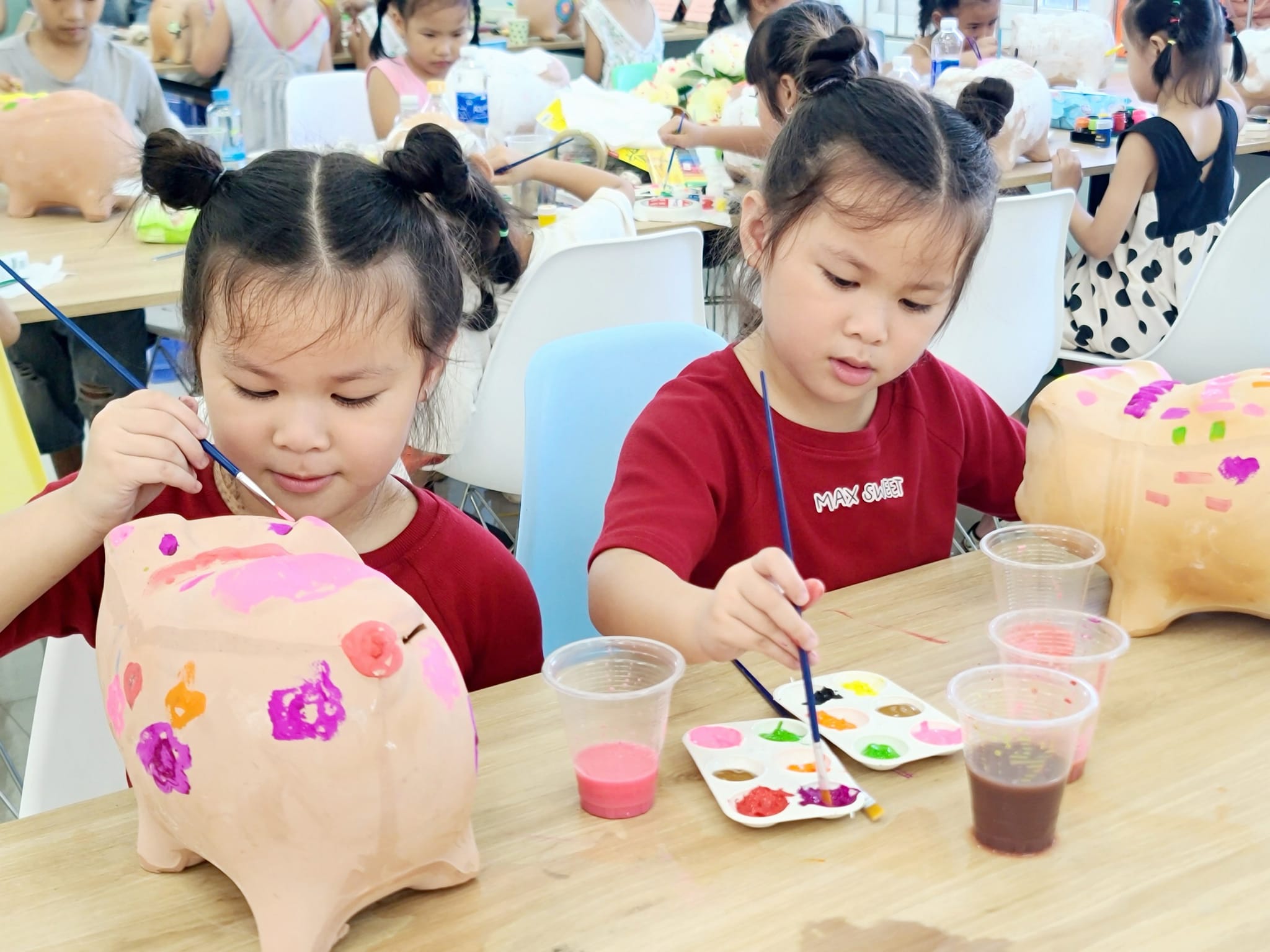 Hội thi trang trí heo đất