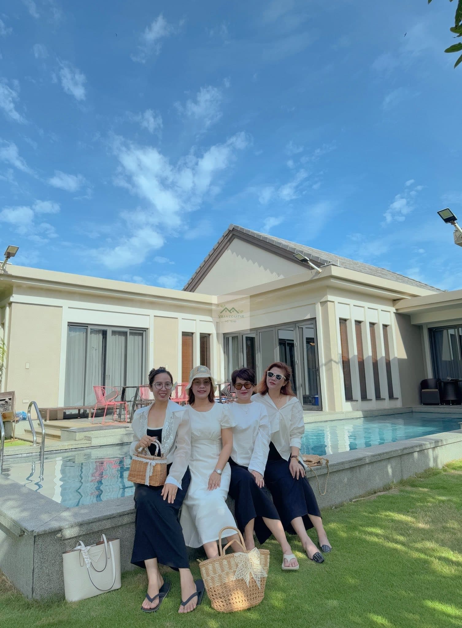 Khách chụp hình kỷ niệm tại Villa Coastar resort Khách chụp hình kỷ niệm tại Villa Coastar resort