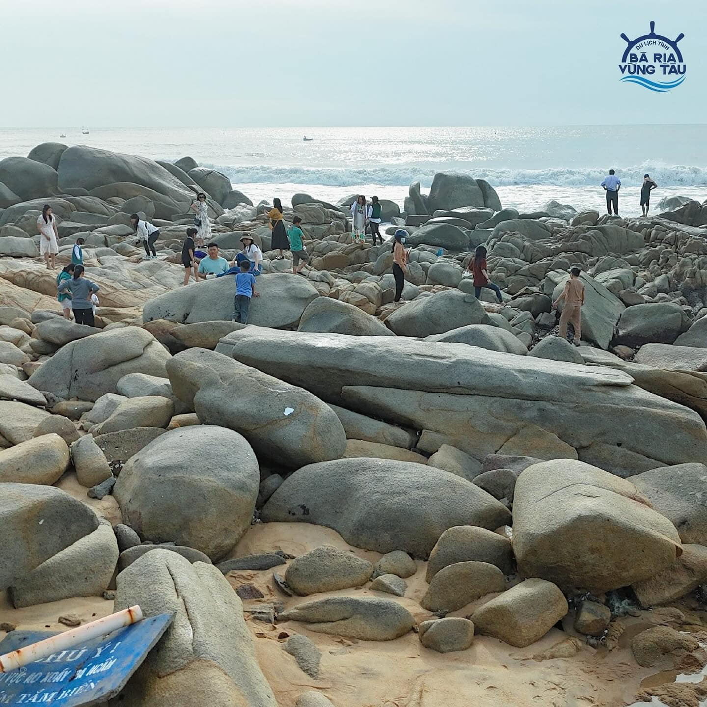 Du khách trèo ra các bãi đá ở đèo Nước Ngọt Bà Rịa Vũng Tàu chơi Du khách trèo ra các bãi đá ở đèo Nước Ngọt Bà Rịa Vũng Tàu chơi