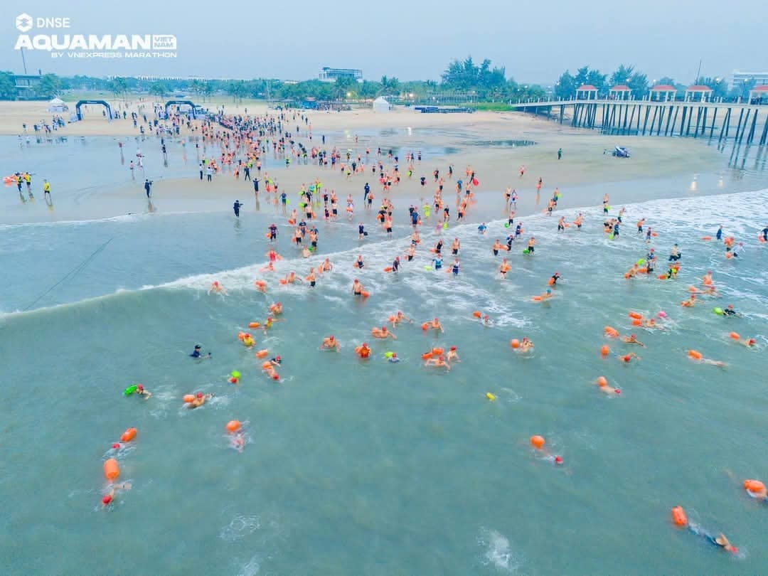 Các vận động viên tham gia chướng ngại đầu tiên trong DNSE Aquaman Vietnam 2024 tại Hồ Tràm Các vận động viên tham gia chướng ngại đầu tiên trong DNSE Aquaman Vietnam 2024 tại Hồ Tràm