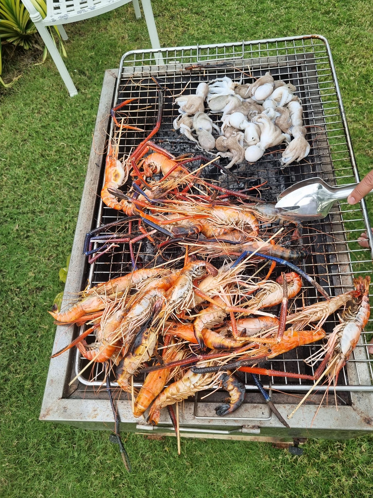 Du khách nướng hải sản ngoài sân vườn trong khu villa Du khách nướng hải sản ngoài sân vườn trong khu villa